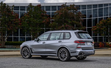 2023 BMW X7 M60i xDrive (Color: Frozen Pure Grey Metallic; US-Spec) Rear Three-Quarter Wallpapers 450x275 (159)