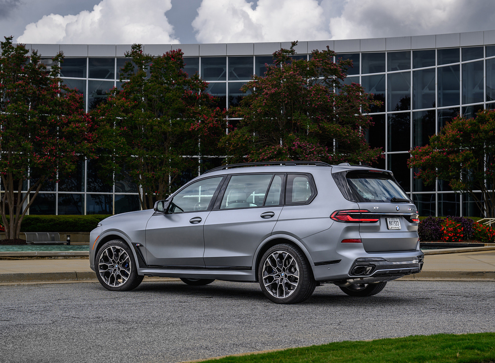 2023 BMW X7 M60i xDrive (Color: Frozen Pure Grey Metallic; US-Spec) Rear Three-Quarter Wallpapers #159 of 254
