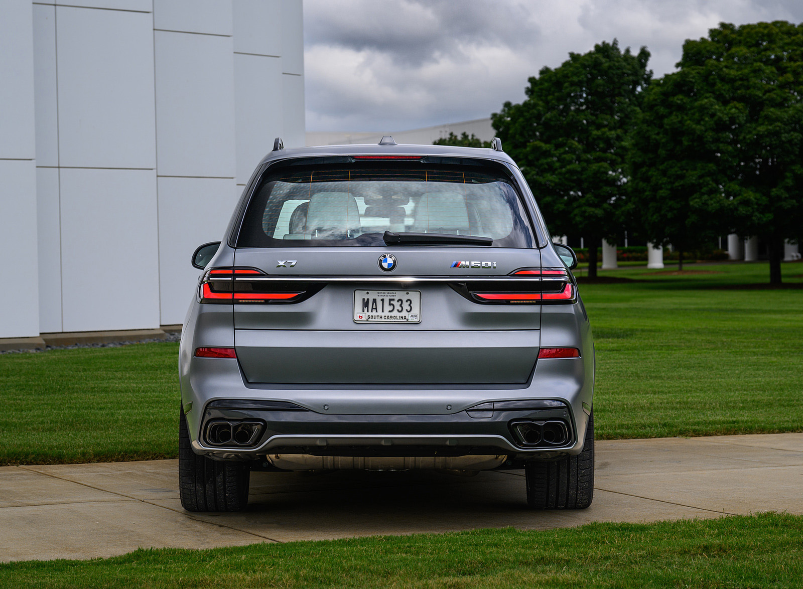 2023 BMW X7 M60i xDrive (Color: Frozen Pure Grey Metallic; US-Spec) Rear Wallpapers #173 of 254