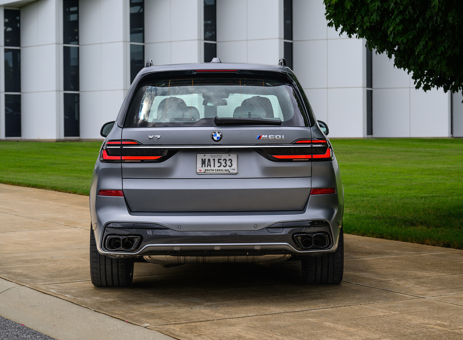 2023 BMW X7 M60i xDrive (Color: Frozen Pure Grey Metallic; US-Spec) Rear Wallpapers #169 of 254