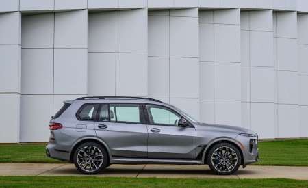 2023 BMW X7 M60i xDrive (Color: Frozen Pure Grey Metallic; US-Spec) Side Wallpapers 450x275 (170)