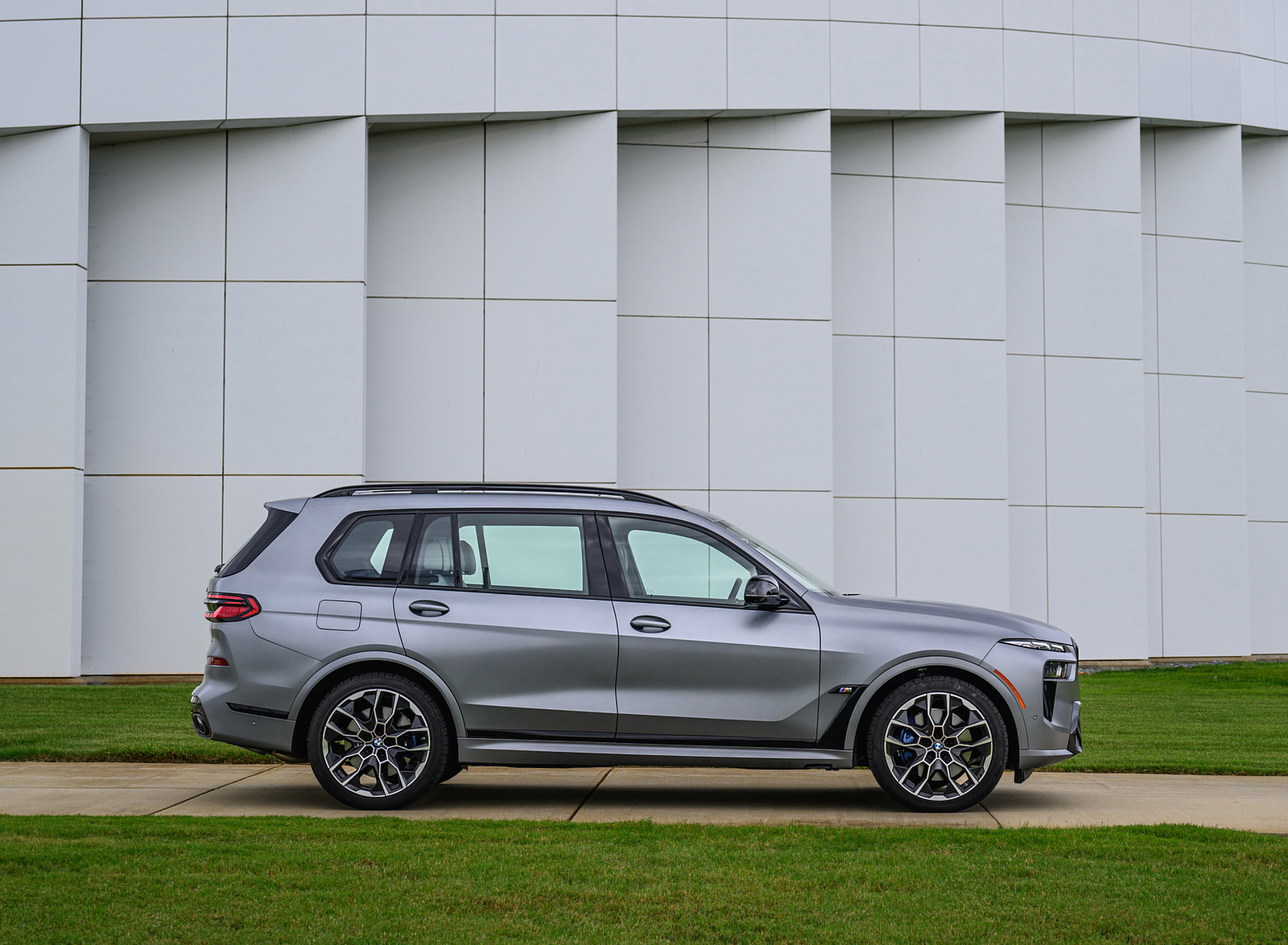 2023 BMW X7 M60i xDrive (Color: Frozen Pure Grey Metallic; US-Spec) Side Wallpapers #170 of 254