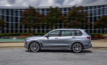2023 BMW X7 M60i xDrive (Color: Frozen Pure Grey Metallic; US-Spec) Side Wallpapers 450x275 (151)