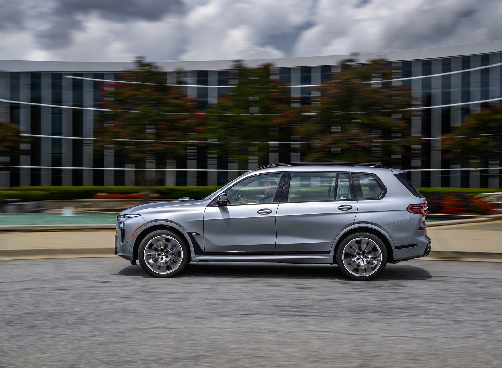 2023 BMW X7 M60i xDrive (Color: Frozen Pure Grey Metallic; US-Spec) Side Wallpapers #151 of 254