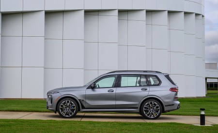 2023 BMW X7 M60i xDrive (Color: Frozen Pure Grey Metallic; US-Spec) Side Wallpapers 450x275 (171)