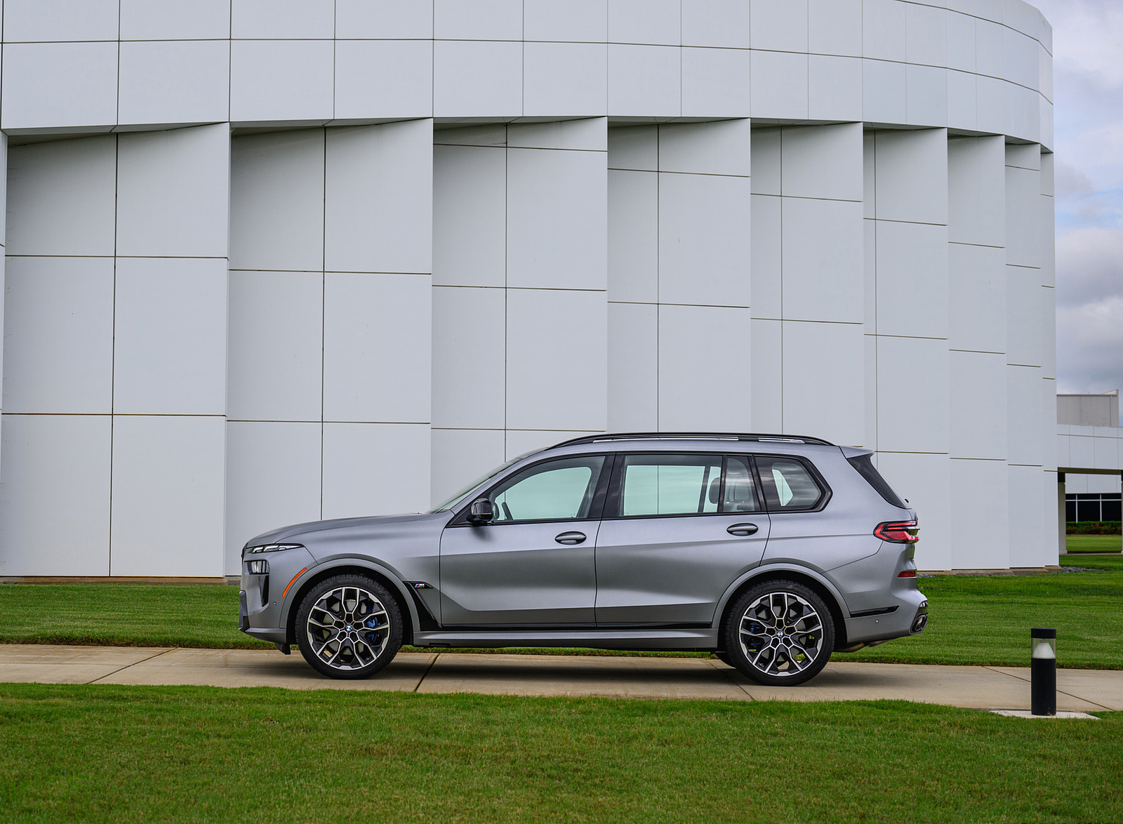 2023 BMW X7 M60i xDrive (Color: Frozen Pure Grey Metallic; US-Spec) Side Wallpapers #171 of 254