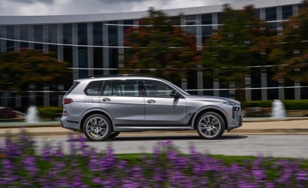 2023 BMW X7 M60i xDrive (Color: Frozen Pure Grey Metallic; US-Spec) Side Wallpapers 450x275 (152)
