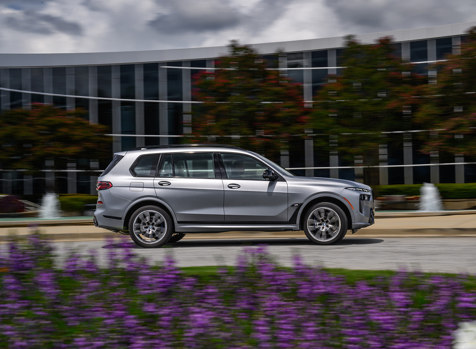 2023 BMW X7 M60i xDrive (Color: Frozen Pure Grey Metallic; US-Spec) Side Wallpapers #152 of 254