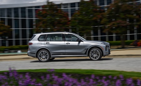 2023 BMW X7 M60i xDrive (Color: Frozen Pure Grey Metallic; US-Spec) Side Wallpapers 450x275 (153)