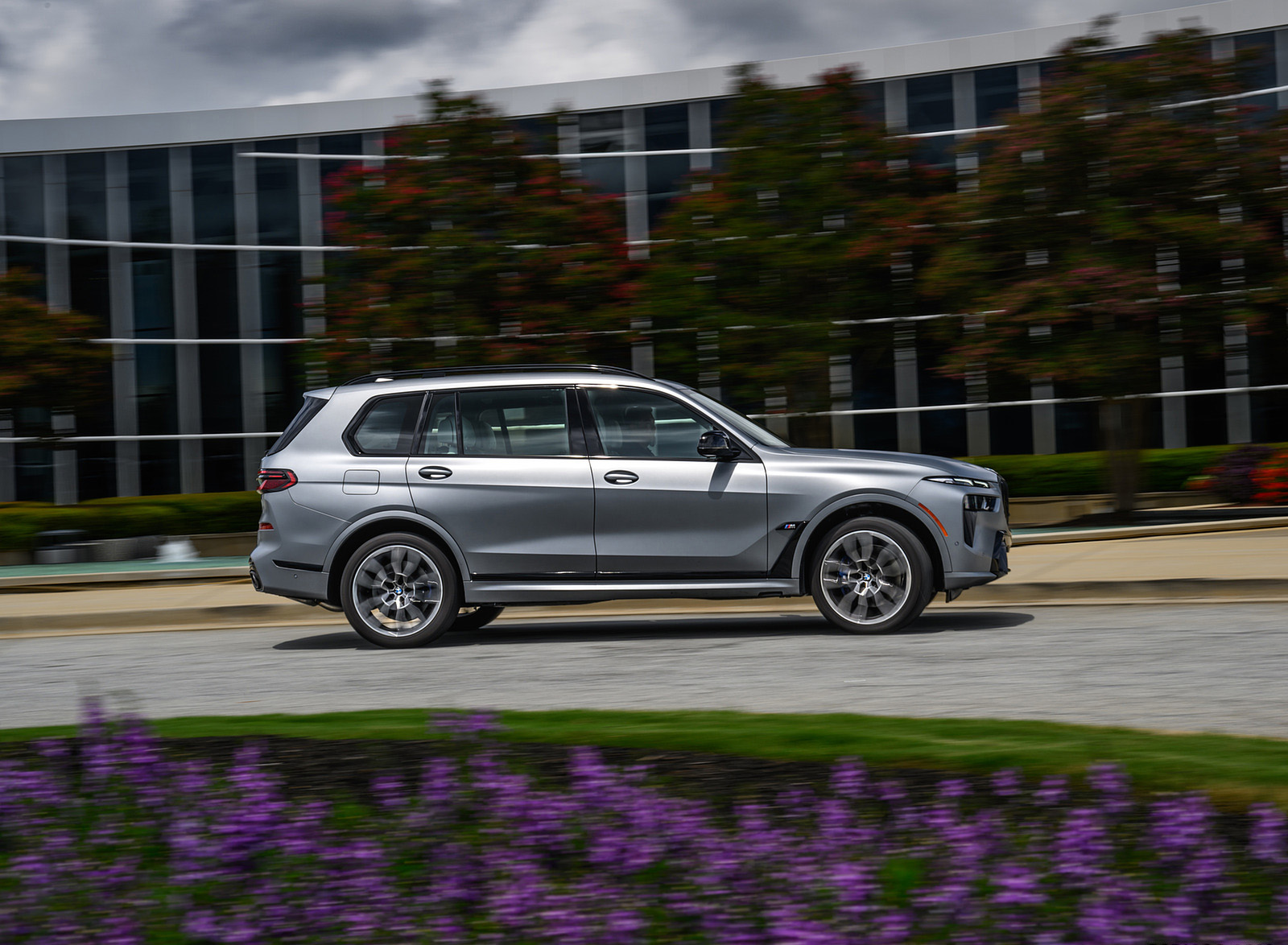 2023 BMW X7 M60i xDrive (Color: Frozen Pure Grey Metallic; US-Spec) Side Wallpapers #153 of 254