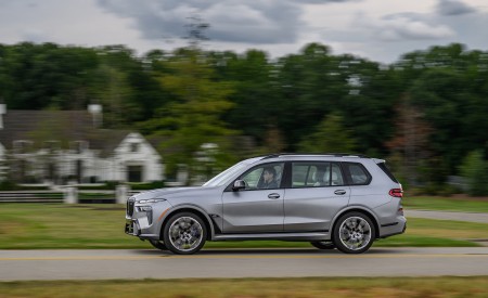 2023 BMW X7 M60i xDrive (Color: Frozen Pure Grey Metallic; US-Spec) Side Wallpapers 450x275 (147)