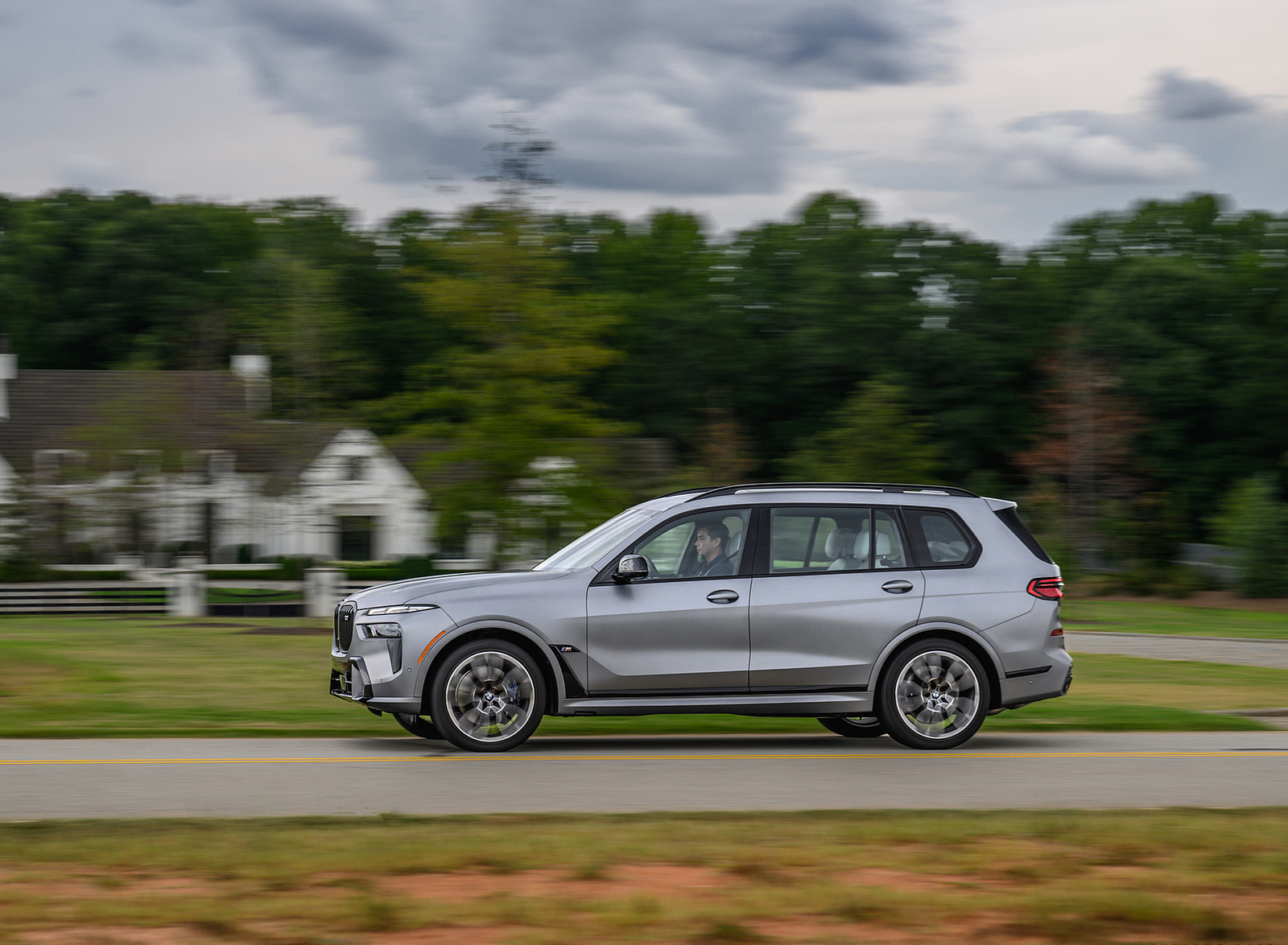 2023 BMW X7 M60i xDrive (Color: Frozen Pure Grey Metallic; US-Spec) Side Wallpapers #147 of 254