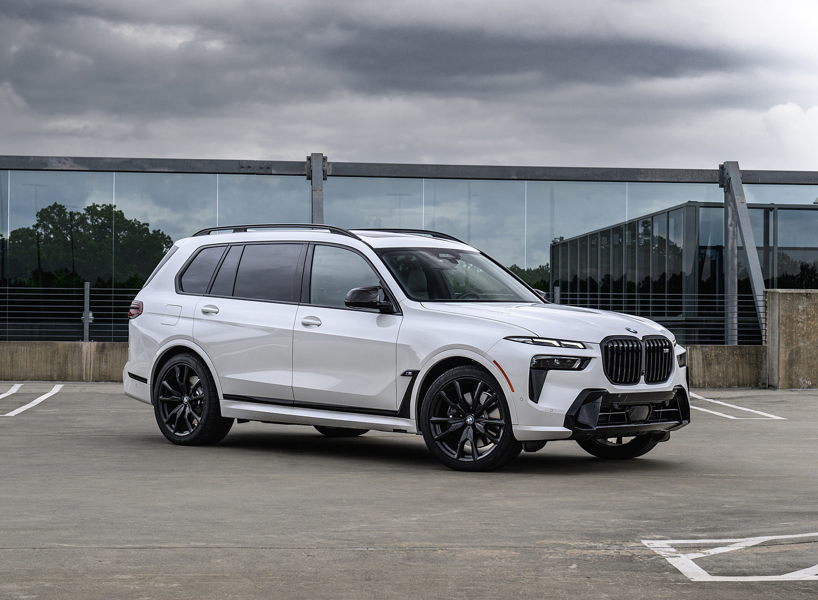 2023 BMW X7 M60i xDrive (Color: Mineral White; US-Spec) Front Three-Quarter Wallpapers #118 of 254