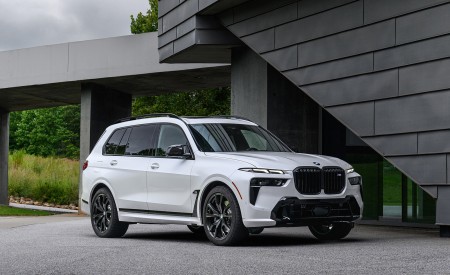 2023 BMW X7 M60i xDrive (Color: Mineral White; US-Spec) Front Three-Quarter Wallpapers 450x275 (111)