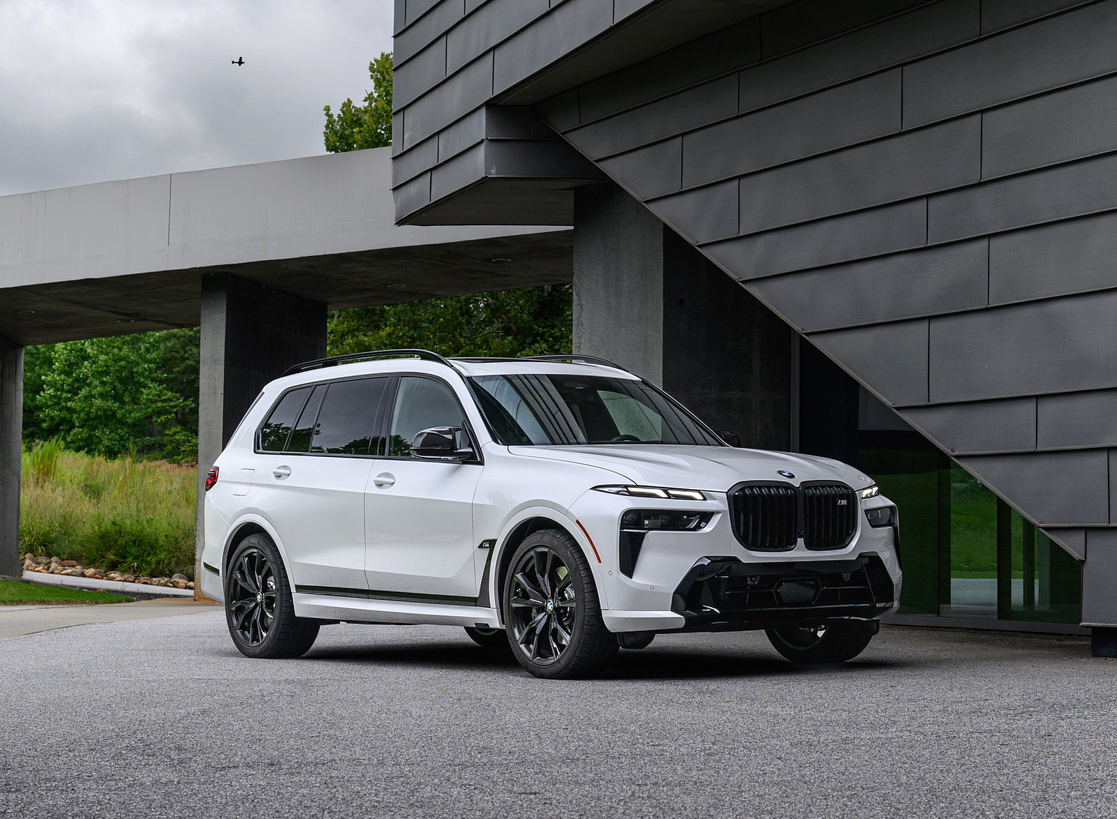 2023 BMW X7 M60i xDrive (Color: Mineral White; US-Spec) Front Three-Quarter Wallpapers #111 of 254