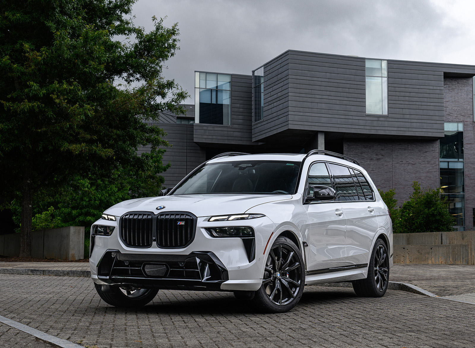 2023 BMW X7 M60i xDrive (Color: Mineral White; US-Spec) Front Three-Quarter Wallpapers #119 of 254