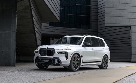 2023 BMW X7 M60i xDrive (Color: Mineral White; US-Spec) Front Three-Quarter Wallpapers 450x275 (112)
