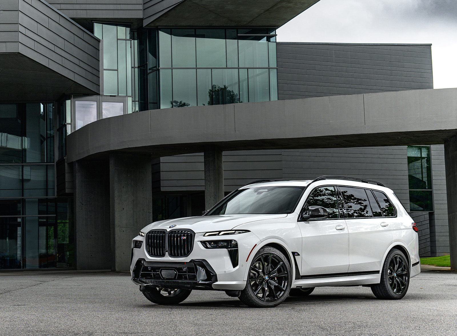 2023 BMW X7 M60i xDrive (Color: Mineral White; US-Spec) Front Three-Quarter Wallpapers #113 of 254