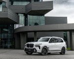 2023 BMW X7 M60i xDrive (Color: Mineral White; US-Spec) Front Three-Quarter Wallpapers 150x120