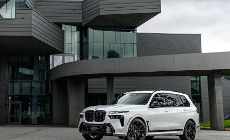 2023 BMW X7 M60i xDrive (Color: Mineral White; US-Spec) Front Three-Quarter Wallpapers 450x275 (114)