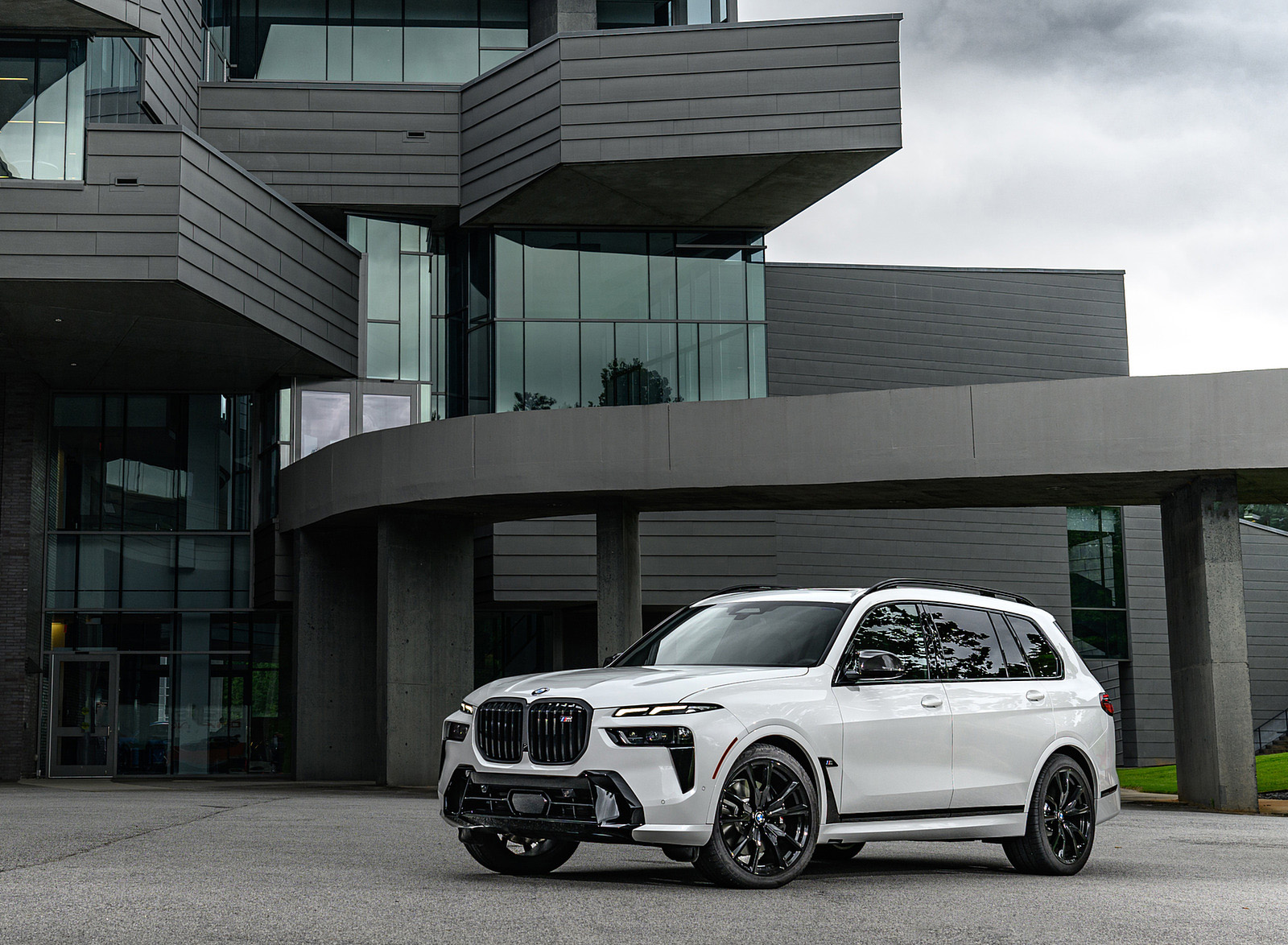 2023 BMW X7 M60i xDrive (Color: Mineral White; US-Spec) Front Three-Quarter Wallpapers #114 of 254