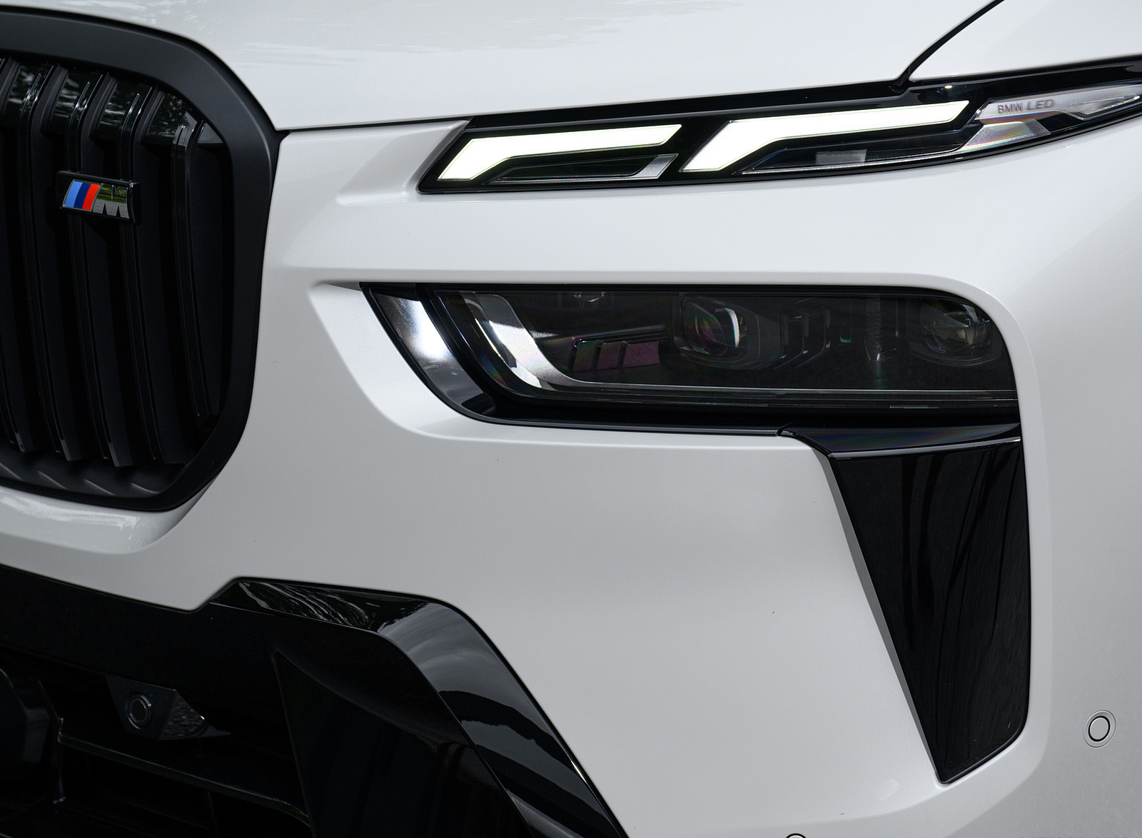 2023 BMW X7 M60i xDrive (Color: Mineral White; US-Spec) Headlight Wallpapers #124 of 254