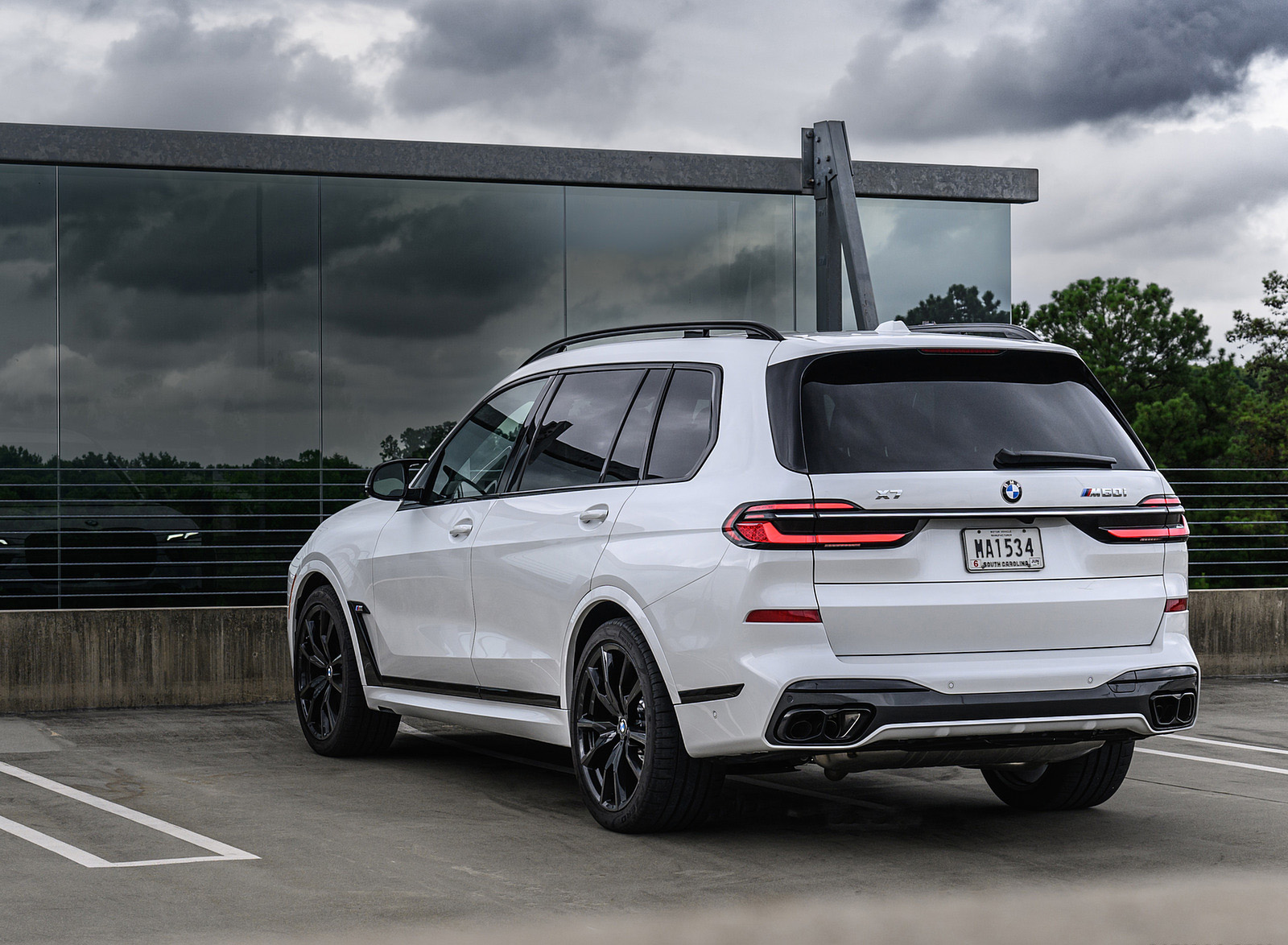 2023 BMW X7 M60i xDrive (Color: Mineral White; US-Spec) Rear Three-Quarter Wallpapers #120 of 254