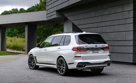 2023 BMW X7 M60i xDrive (Color: Mineral White; US-Spec) Rear Three-Quarter Wallpapers 450x275 (115)
