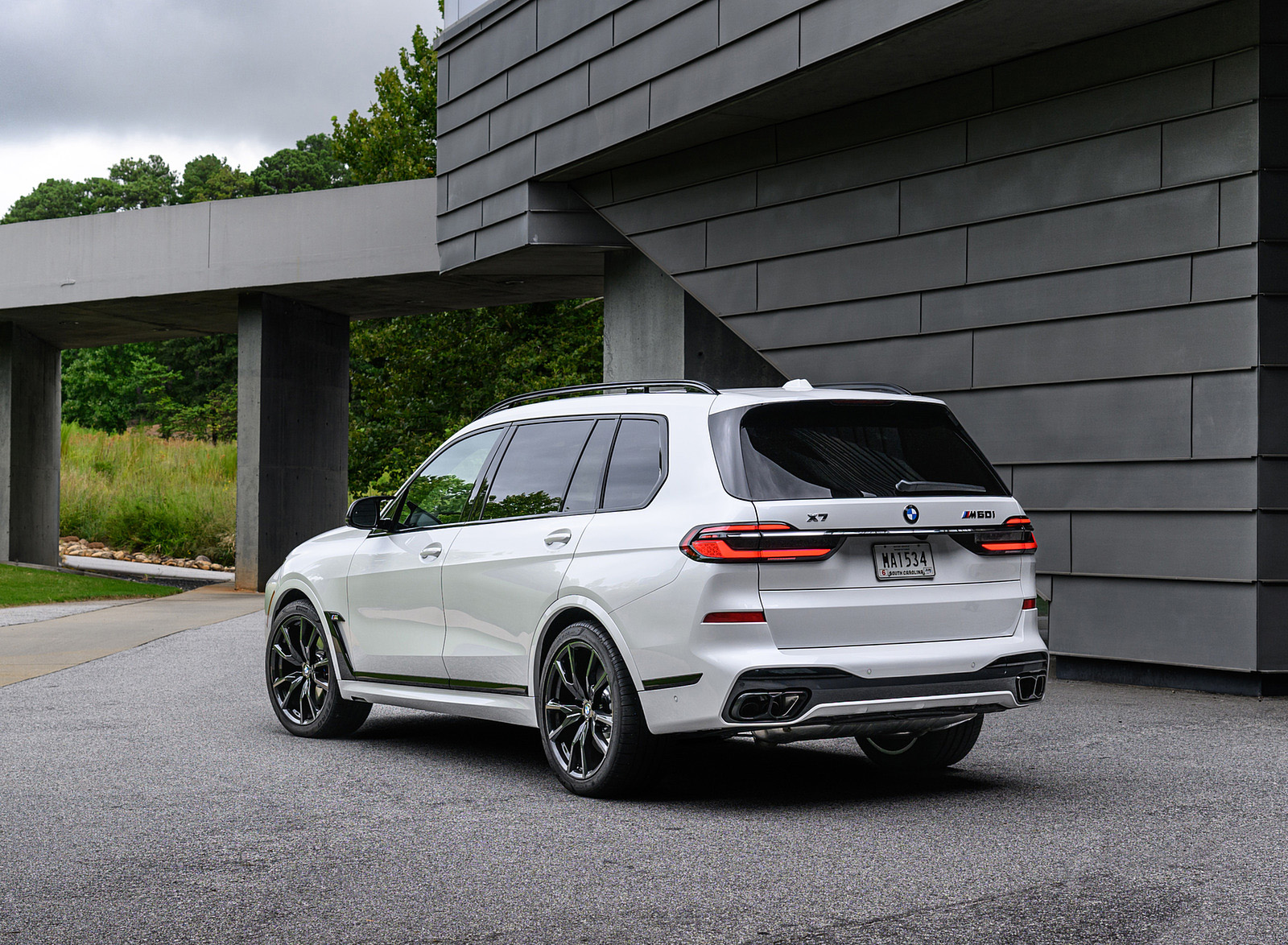 2023 BMW X7 M60i xDrive (Color: Mineral White; US-Spec) Rear Three-Quarter Wallpapers #115 of 254
