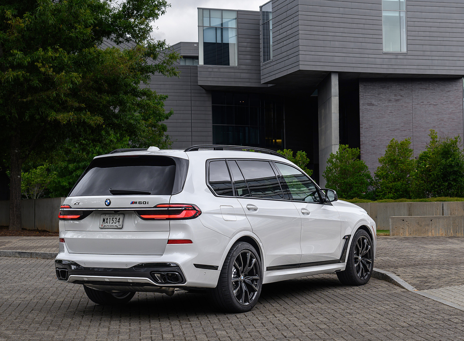2023 BMW X7 M60i xDrive (Color: Mineral White; US-Spec) Rear Three-Quarter Wallpapers #121 of 254