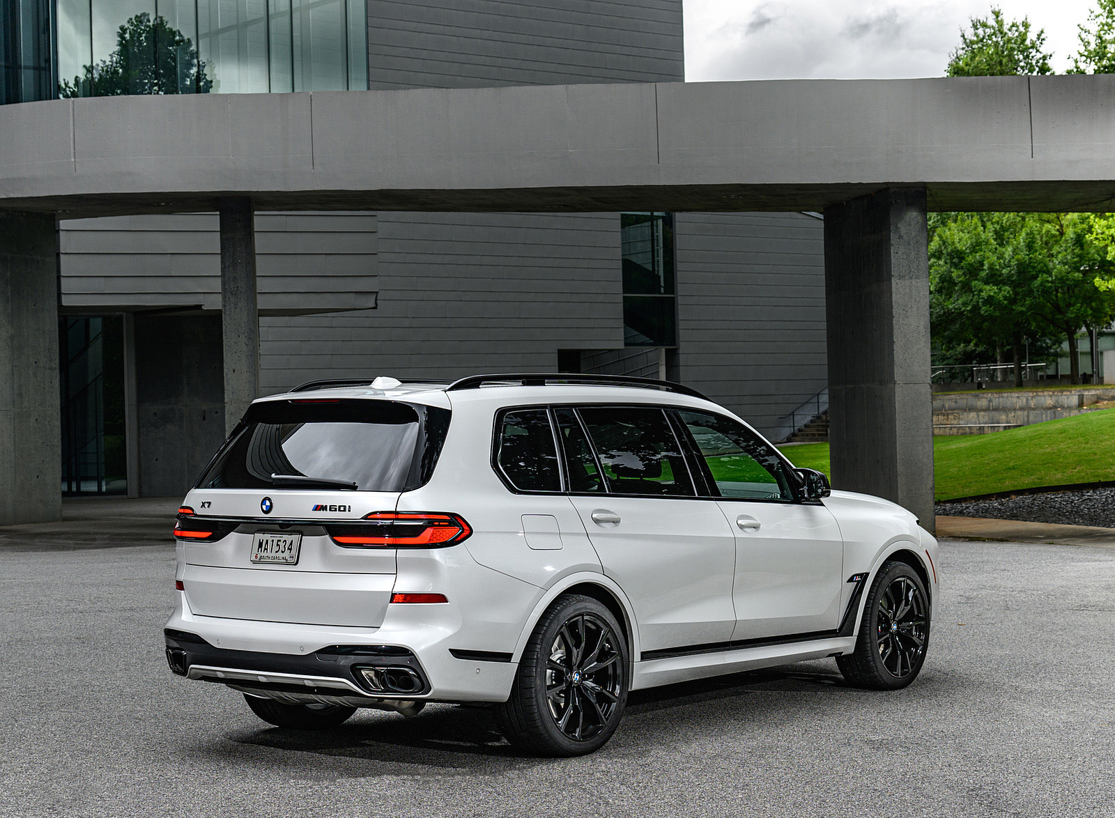 2023 BMW X7 M60i xDrive (Color: Mineral White; US-Spec) Rear Three-Quarter Wallpapers #116 of 254