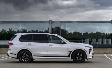 2023 BMW X7 M60i xDrive (Color: Mineral White; US-Spec) Side Wallpapers 450x275 (122)