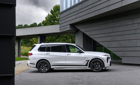 2023 BMW X7 M60i xDrive (Color: Mineral White; US-Spec) Side Wallpapers 450x275 (117)