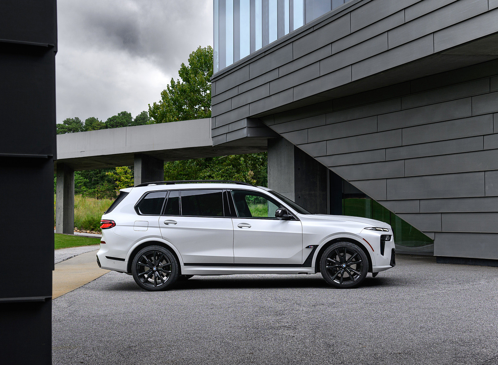 2023 BMW X7 M60i xDrive (Color: Mineral White; US-Spec) Side Wallpapers #117 of 254