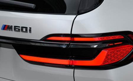 2023 BMW X7 M60i xDrive (Color: Mineral White; US-Spec) Tail Light Wallpapers 450x275 (127)
