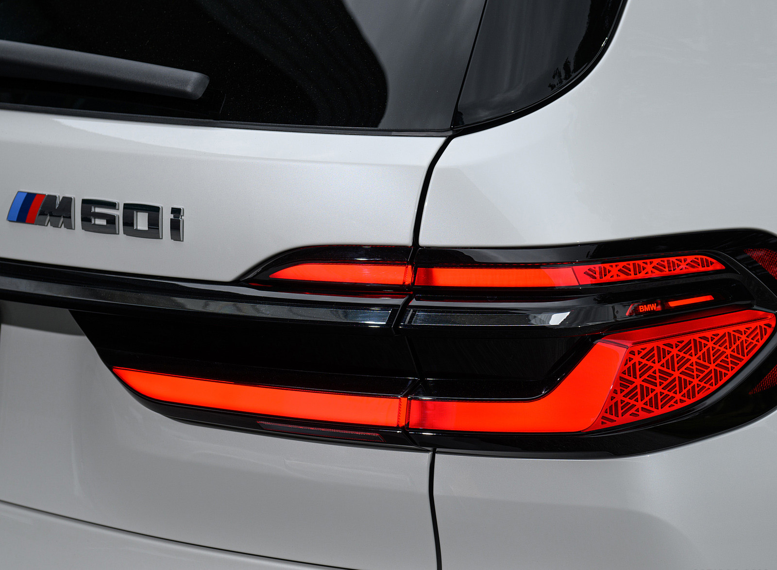 2023 BMW X7 M60i xDrive (Color: Mineral White; US-Spec) Tail Light Wallpapers #127 of 254