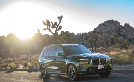 2023 BMW X7 M60i xDrive (Color: Verde Ermes; US-Spec) Front Three-Quarter Wallpapers 450x275 (202)
