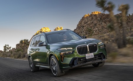 2023 BMW X7 M60i xDrive (Color: Verde Ermes; US-Spec) Front Three-Quarter Wallpapers 450x275 (105)