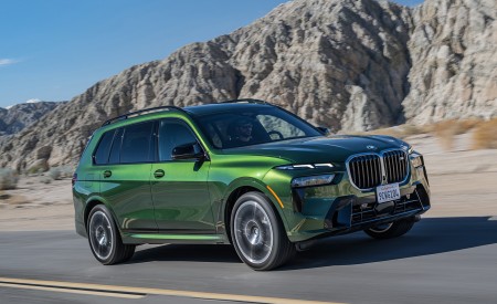 2023 BMW X7 M60i xDrive (Color: Verde Ermes; US-Spec) Front Three-Quarter Wallpapers 450x275 (92)