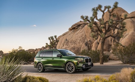 2023 BMW X7 M60i xDrive (Color: Verde Ermes; US-Spec) Front Three-Quarter Wallpapers 450x275 (206)