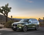 2023 BMW X7 M60i xDrive (Color: Verde Ermes; US-Spec) Front Three-Quarter Wallpapers 150x120