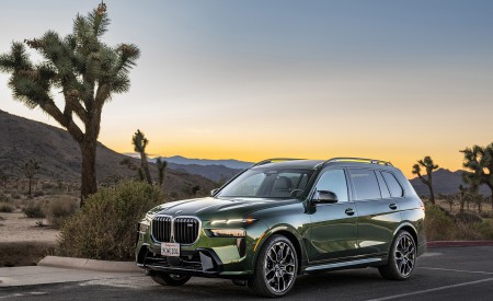 2023 BMW X7 M60i xDrive (Color: Verde Ermes; US-Spec) Front Three-Quarter Wallpapers 450x275 (203)