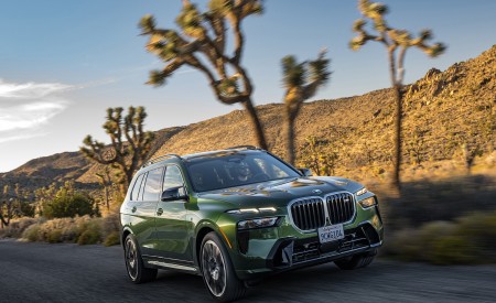 2023 BMW X7 M60i xDrive (Color: Verde Ermes; US-Spec) Front Three-Quarter Wallpapers 450x275 (106)