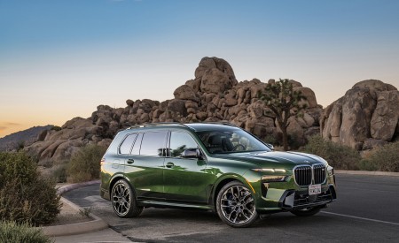 2023 BMW X7 M60i xDrive (Color: Verde Ermes; US-Spec) Front Three-Quarter Wallpapers 450x275 (207)