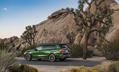 2023 BMW X7 M60i xDrive (Color: Verde Ermes; US-Spec) Rear Three-Quarter Wallpapers 450x275 (208)