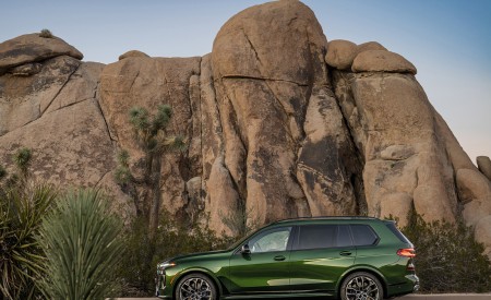 2023 BMW X7 M60i xDrive (Color: Verde Ermes; US-Spec) Side Wallpapers 450x275 (209)