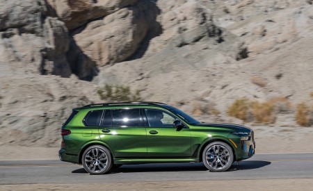2023 BMW X7 M60i xDrive (Color: Verde Ermes; US-Spec) Side Wallpapers 450x275 (108)