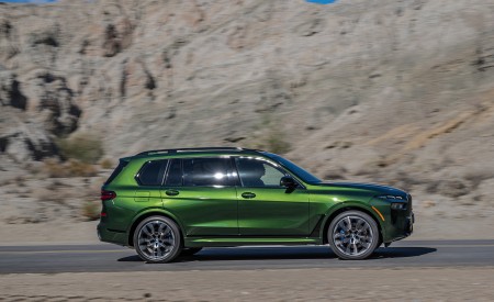 2023 BMW X7 M60i xDrive (Color: Verde Ermes; US-Spec) Side Wallpapers 450x275 (109)