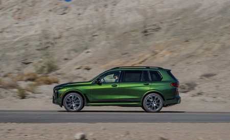 2023 BMW X7 M60i xDrive (Color: Verde Ermes; US-Spec) Side Wallpapers 450x275 (110)