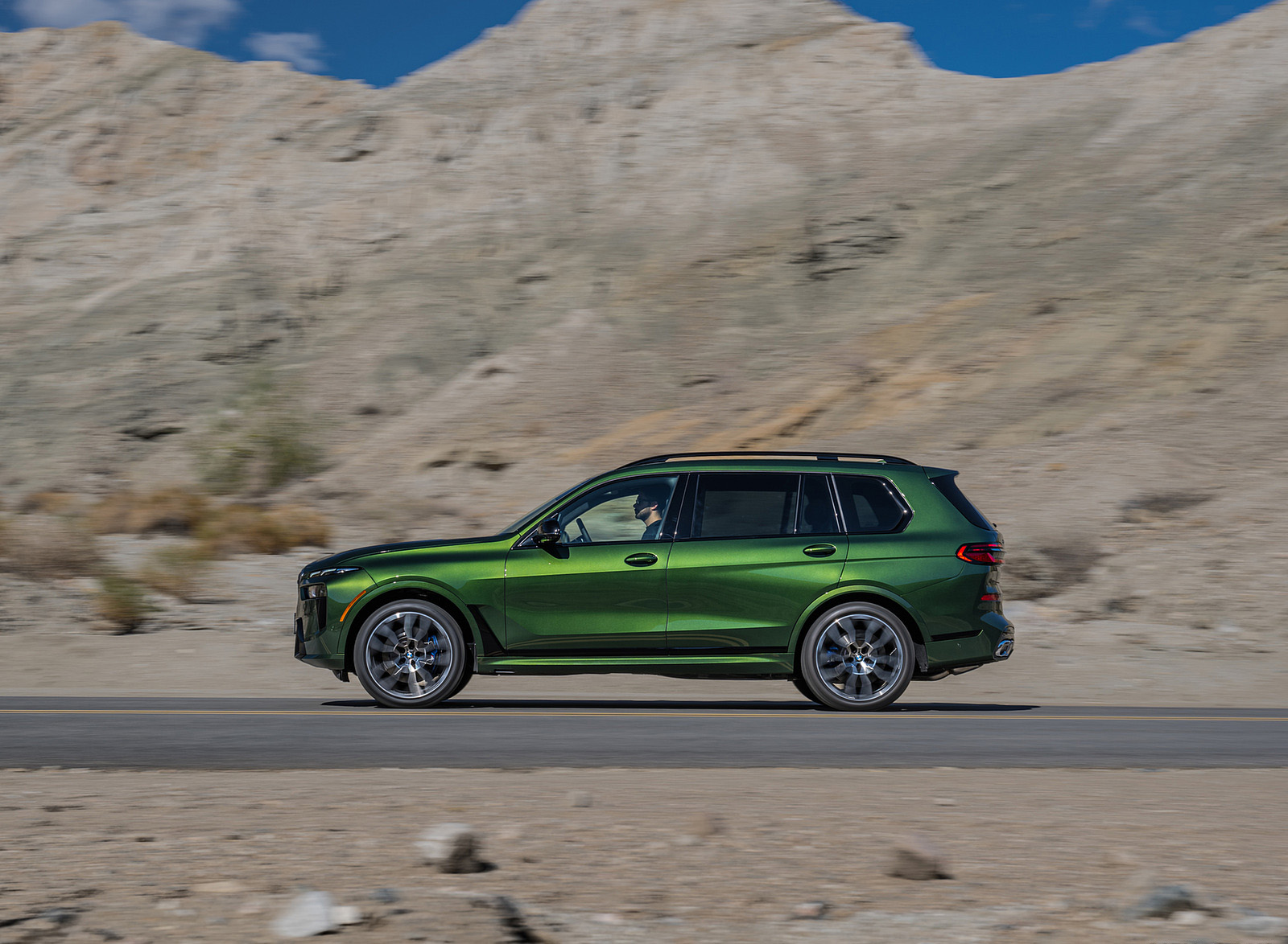 2023 BMW X7 M60i xDrive (Color: Verde Ermes; US-Spec) Side Wallpapers #110 of 254